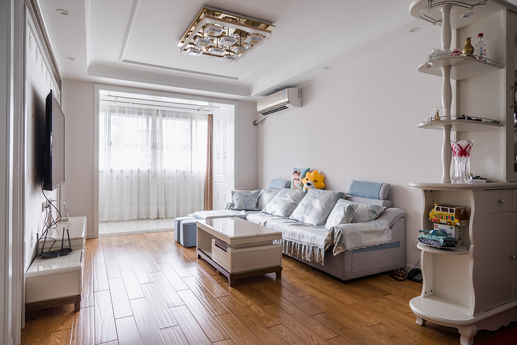 米色駐足整個空間，溫潤而細膩，空間寬敞，通透，墻面地面，吊頂以及淺色系列家具陳設均以簡潔的造型，純潔的質地精細的工藝，崇尚簡潔的基調。
