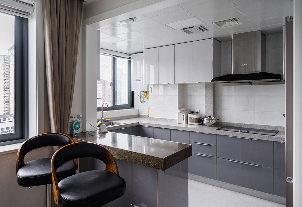 開(kāi)放式的廚房與餐廳通過(guò)吧臺(tái)分割，讓現(xiàn)有的空間擴(kuò)展開(kāi)來(lái)，視野更寬闊，既強(qiáng)調(diào)了空間，也體現(xiàn)了實(shí)用主義的主張。
