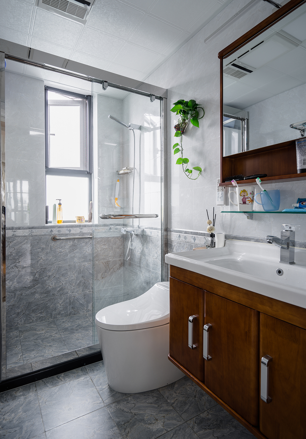 灰調(diào)大理石紋瓷磚與實(shí)木臺(tái)盆柜搭配顯得更舒適！