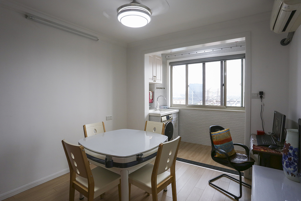 該業(yè)主老夫妻二人，只為更好的去享受晚年生活，故二人把老房子做了一次翻新裝修，此次裝修二人的目的很明確，簡(jiǎn)潔明亮，比較懷舊，需要多一些儲(chǔ)物空間，以現(xiàn)代風(fēng)格為主，部分家具有客戶自行采購(gòu)，經(jīng)濟(jì)，實(shí)用......
