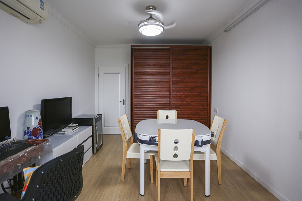 該業(yè)主老夫妻二人，只為更好的去享受晚年生活，故二人把老房子做了一次翻新裝修，此次裝修二人的目的很明確，簡(jiǎn)潔明亮，比較懷舊，需要多一些儲(chǔ)物空間，以現(xiàn)代風(fēng)格為主，部分家具有客戶自行采購(gòu)，經(jīng)濟(jì)，實(shí)用......
