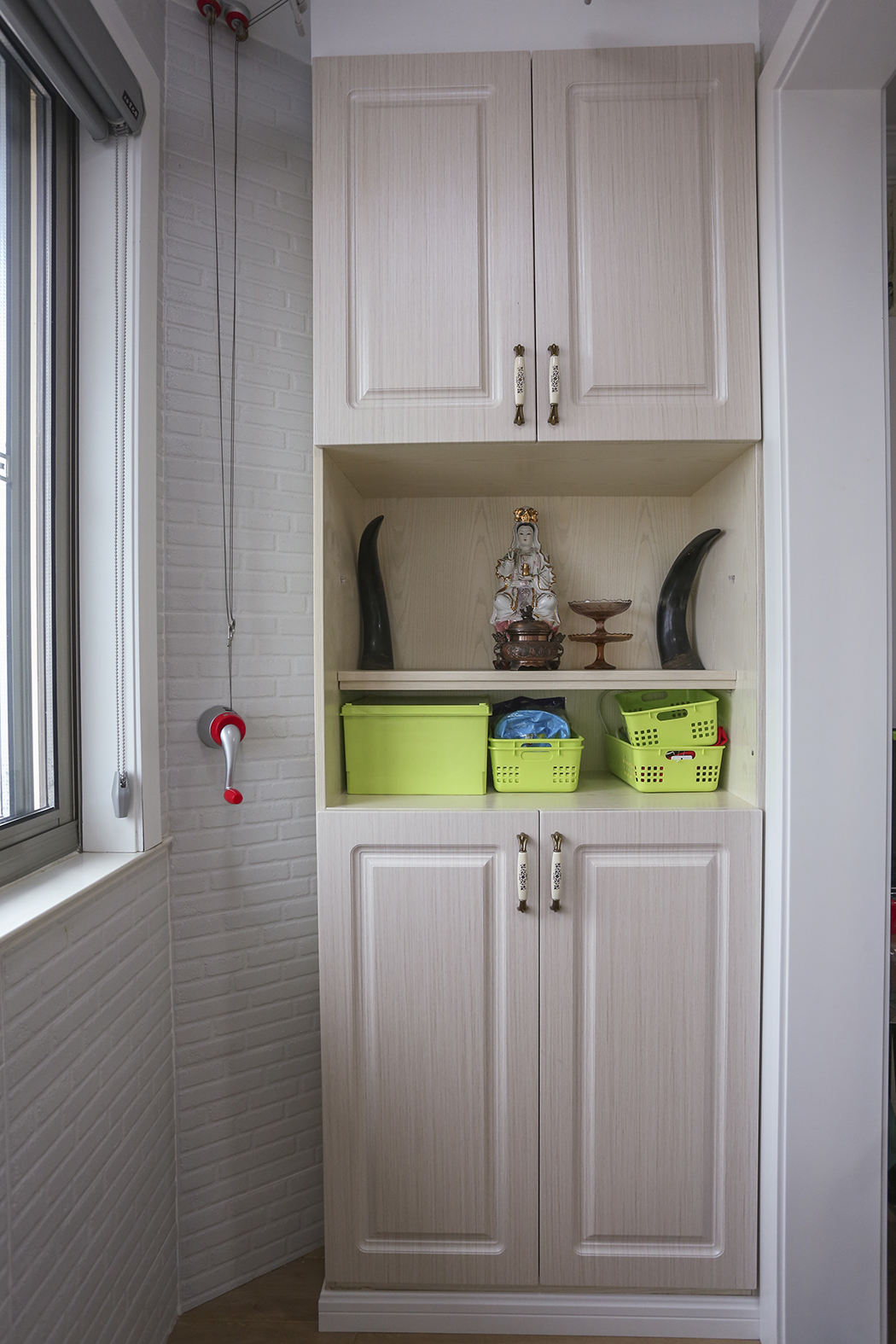 陽(yáng)臺(tái)：明亮，簡(jiǎn)約，簡(jiǎn)潔。在這次的設(shè)計(jì)中極具代表性，豐富的儲(chǔ)物空間，具有展示，儲(chǔ)物為一體的柜體，洗衣一體柜顏色和整體有了很好的呼應(yīng)。墻面的文化磚在現(xiàn)代空間里富有一定的復(fù)古韻味。
