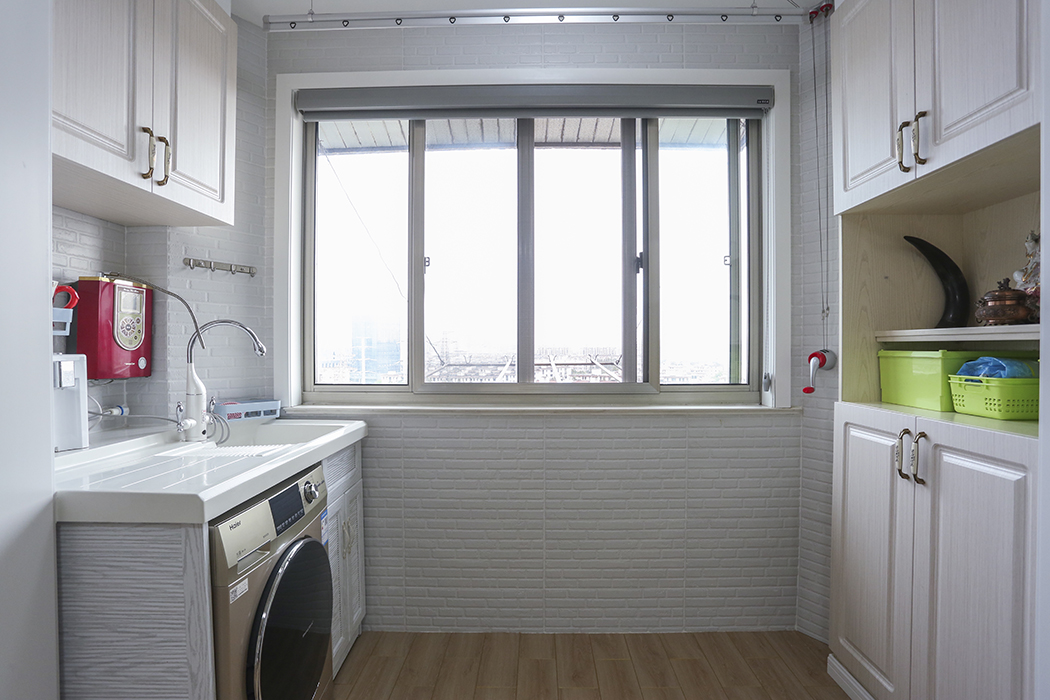  陽(yáng)臺(tái)：明亮，簡(jiǎn)約，簡(jiǎn)潔。在這次的設(shè)計(jì)中極具代表性，豐富的儲(chǔ)物空間，具有展示，儲(chǔ)物為一體的柜體，洗衣一體柜顏色和整體有了很好的呼應(yīng)。墻面的文化磚在現(xiàn)代空間里富有一定的復(fù)古韻味。
