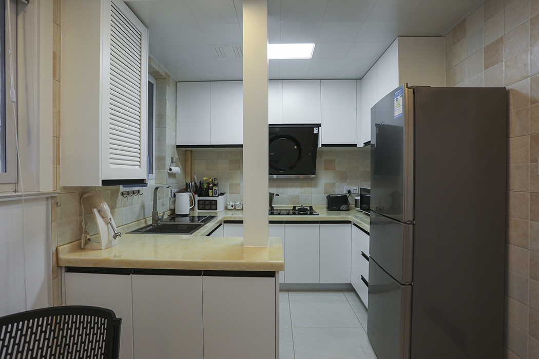     開(kāi)放室廚房，既可以室廚房間的空間得到極具實(shí)用性，同時(shí)也讓廚房的采光有了很大的提升，開(kāi)放式的小吧臺(tái)，讓廚房是操作空間不會(huì)覺(jué)得那么擁擠。最富有代表性的吧臺(tái)上面的下水管，隱藏效果非常好，戲劇性的感覺(jué)他是一個(gè)裝飾柱。
