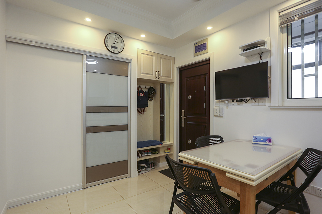  進(jìn)戶既是開(kāi)闊的玄關(guān)及餐廳，實(shí)用性能極強(qiáng)的鞋柜，方便老人們的換鞋，既可以坐也可以扶，隱蔽性較好的衛(wèi)生間移門，給人直觀感覺(jué)似乎是一個(gè)儲(chǔ)物柜。
