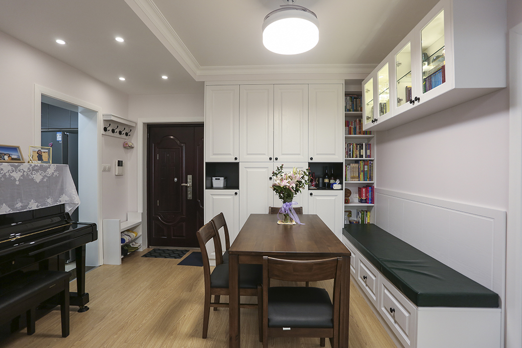 餐廳的設(shè)計(jì)同樣延續(xù)了黑白灰的格調(diào)，卡座的設(shè)計(jì)使得整個(gè)空間非常的合情合理，定制的餐邊柜增添了儲(chǔ)物空間的同時(shí)又起到了展示柜的作用。
