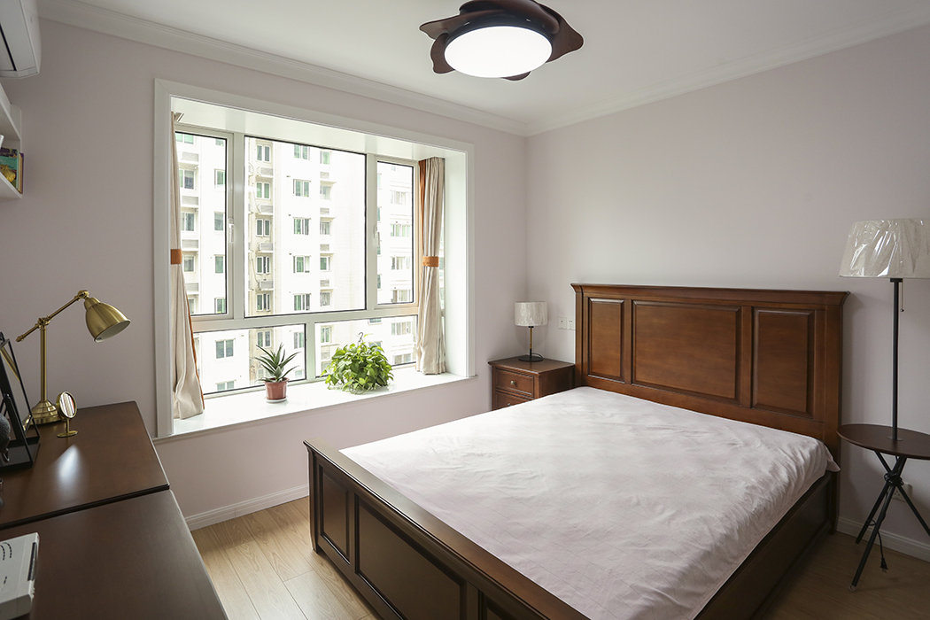 主臥除了基礎(chǔ)的硬裝，軟裝方面客戶只用了簡(jiǎn)單的家具搭配，讓整個(gè)空間干凈清潔，其中的空調(diào)下方本來(lái)是客廳的空調(diào)管道，是一個(gè)大問(wèn)題，但是設(shè)計(jì)過(guò)程中巧妙的制作了一個(gè)柜子使其倒變成了一個(gè)亮點(diǎn)。
