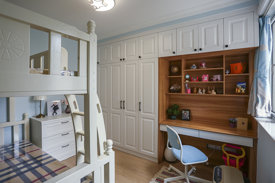 此案例的戶主鐘情于簡(jiǎn)潔干凈明亮的設(shè)計(jì)風(fēng)格，設(shè)計(jì)師以現(xiàn)代簡(jiǎn)約作為整個(gè)房屋的裝修風(fēng)格，在家具配置上，白亮光系列家具，獨(dú)特的光澤使家具倍感時(shí)尚，具有舒適與美觀并存的享受。在配飾上，延續(xù)了黑白灰的主色調(diào)，以簡(jiǎn)潔的造型、完美的細(xì)節(jié)，營(yíng)造出時(shí)尚前衛(wèi)的感覺(jué)。