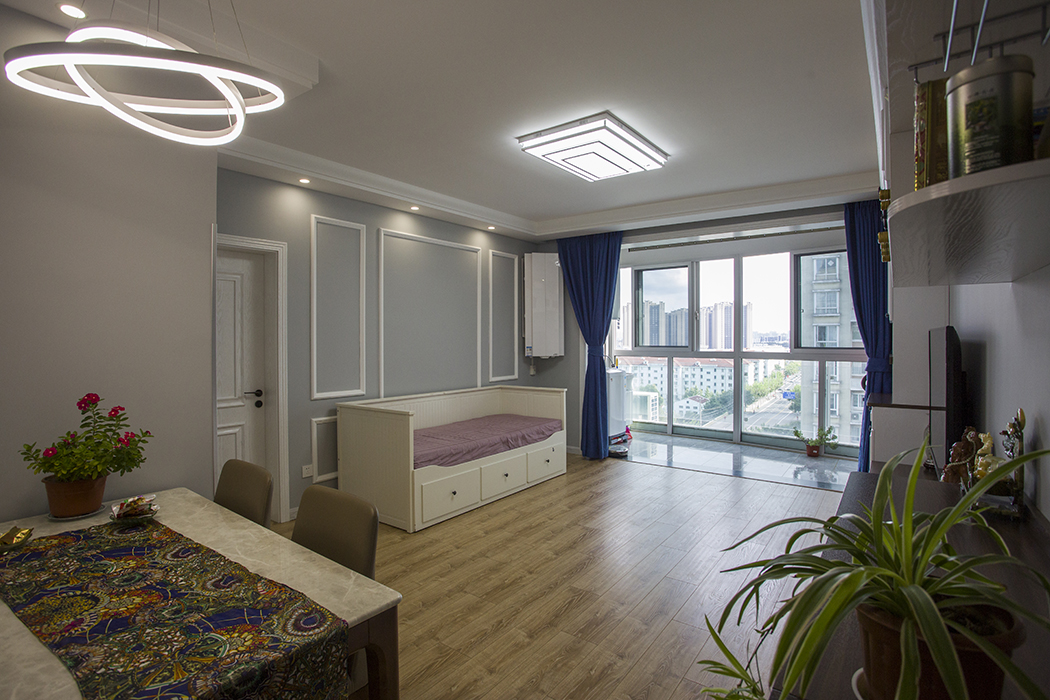 客廳整體風格以現代最簡單的灰色調為主，是簡約中最常用的顏色，在灰色系列上再配上精致的石膏線，白色和咖色的家具，讓家里的整體更加和諧、溫馨，簡約而不簡單，時尚更大氣，讓家里的氛圍更有感染力。
