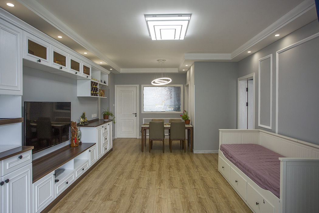 客廳整體風格以現代最簡單的灰色調為主，是簡約中最常用的顏色，在灰色系列上再配上精致的石膏線，白色和咖色的家具，讓家里的整體更加和諧、溫馨，簡約而不簡單，時尚更大氣，讓家里的氛圍更有感染力。
