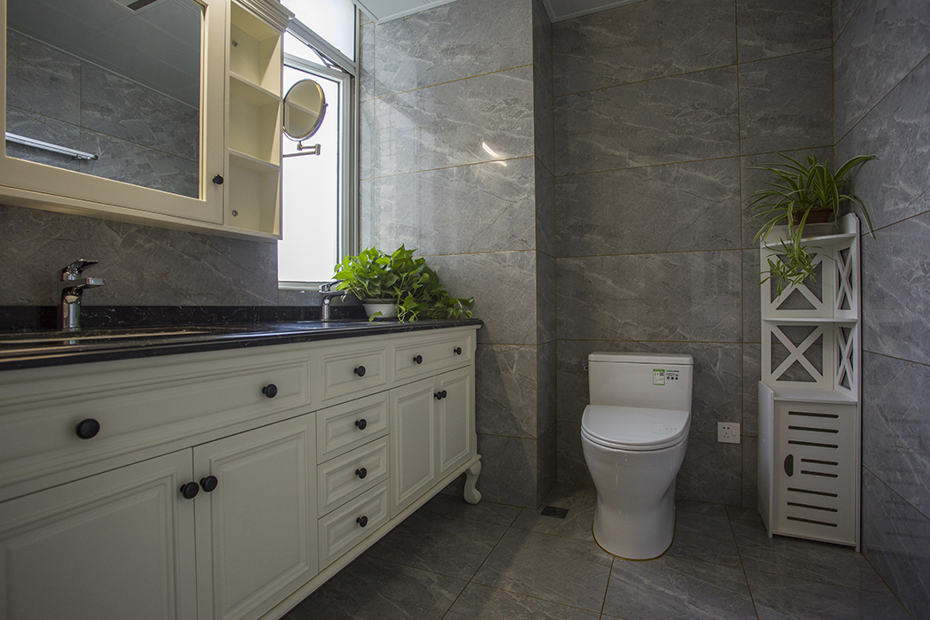 衛生間也選用最常見的大理石，主要以灰色系列為主，搭配家里所有的家具、墻面及軟裝效果，更加凸顯出現代簡約灰色系列時尚、大氣的風格。
