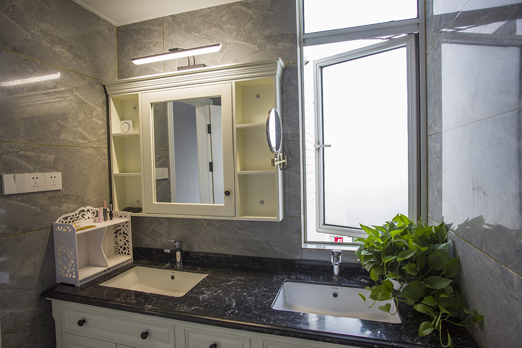 衛生間也選用最常見的大理石，主要以灰色系列為主，搭配家里所有的家具、墻面及軟裝效果，更加凸顯出現代簡約灰色系列時尚、大氣的風格。
