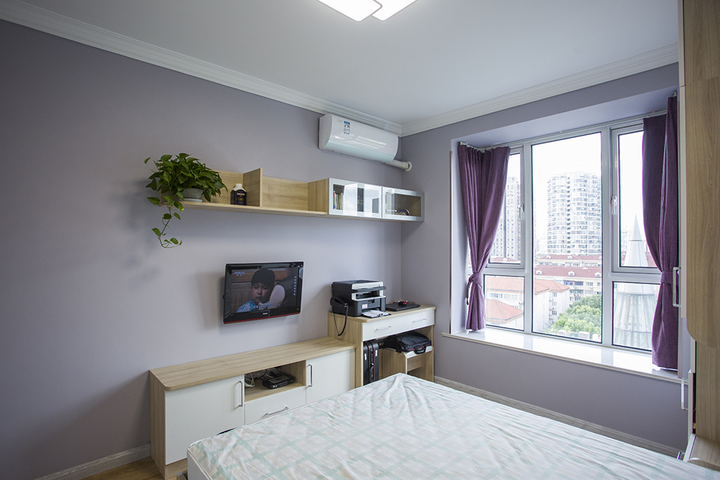 臥室不拘泥于形式，小煙熏紫配上藍色的窗簾，時尚大方，昏暗的壁燈溫馨生動。
