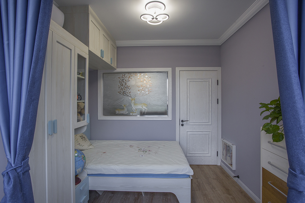 臥室不拘泥于形式，小煙熏紫配上藍色的窗簾，時尚大方，昏暗的壁燈溫馨生動。
