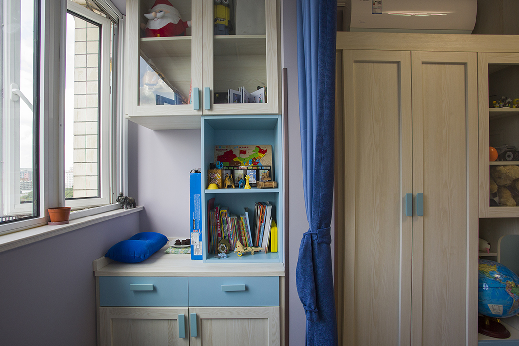 該女業主30多歲，也從事裝飾行業。在工作中，事業有成，追求高品質生活。入戶整體視覺感很長，整體以灰色、黑色和白色相結合，淺灰色瓷磚，再圍繞著一個拼花，讓整體色度更柔和，視覺效果更時尚、大氣，同時在右側加入鞋柜，在出門時能更方便進行儀容的整理，同時也拉寬了視覺效果。
