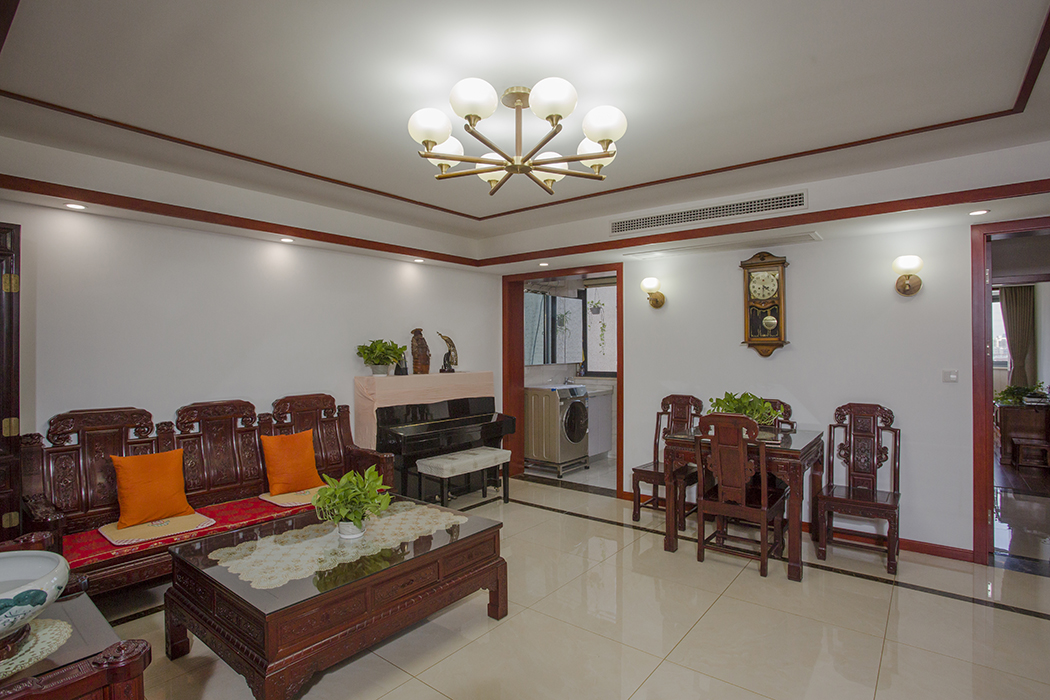 平衡是一種藝術，四平八穩，中規中矩，“借對”由視覺相聯系成一體，現代元素地磚與古老元素紅木家具有機結合，一種靜祥的審視感，蘊含平衡穩定之美。
