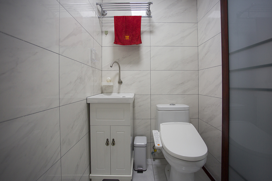 衛生間白色地磚配上灰白色墻磚層次分明。
