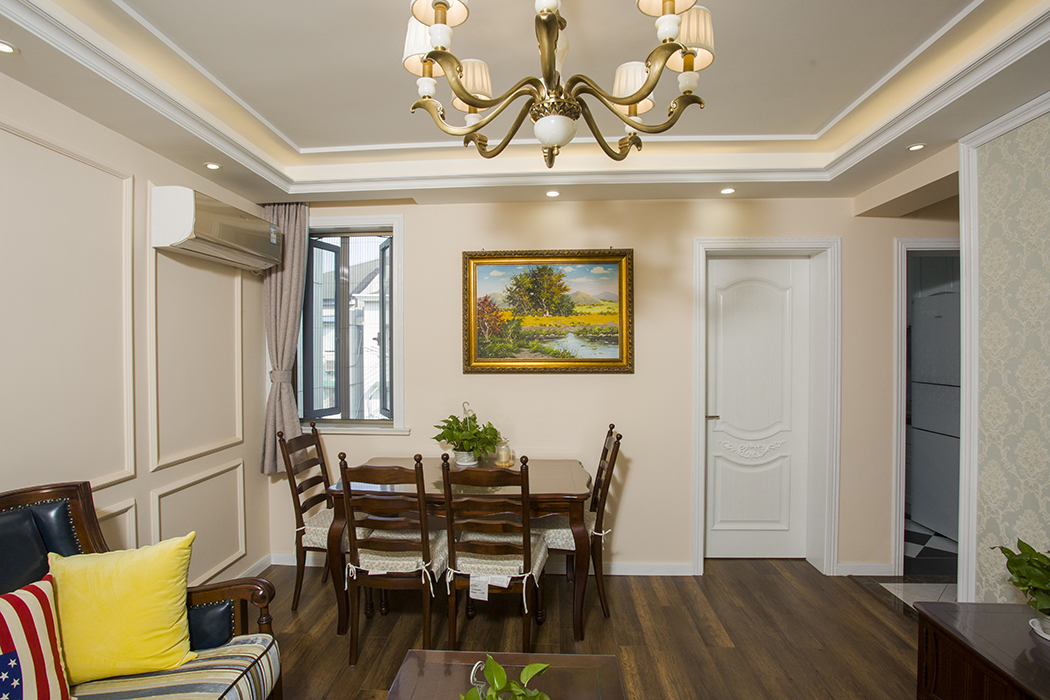 客餐廳采用了美式家具的設計風格，深色的地板和整體家具色彩得以充分呼應，暖色的墻面和白色線條的房門增加色差，讓整個漂浮的空間得到了均衡，空間全部留給生活活動，得以空間的最大化。
