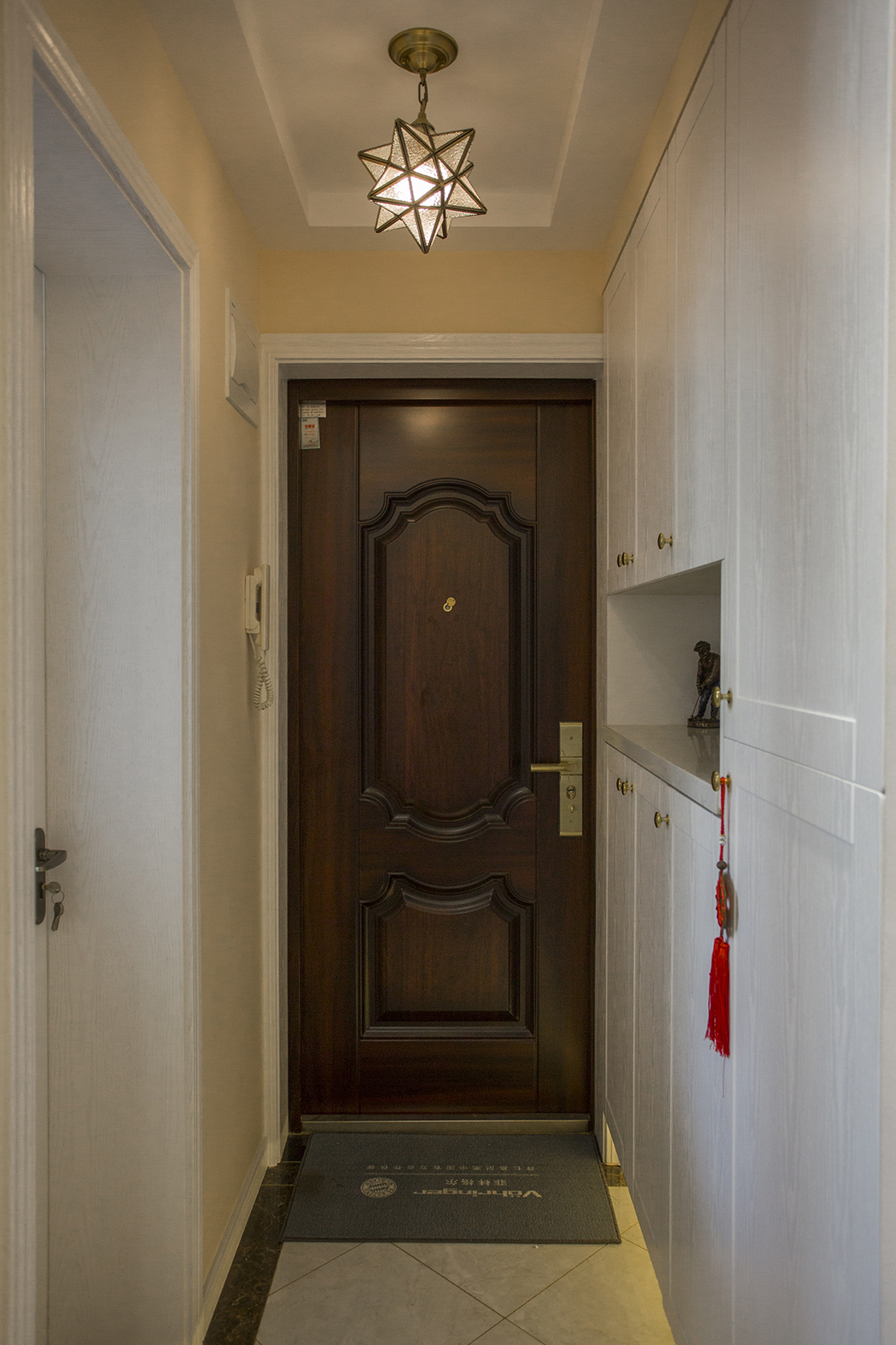 該業主是三口之家，男女主人追求穩重都市生活，所以家中采用極簡的美式設計風格，在不失生活品味的同時而又顯示出主人生活的穩重。整體的室內設計，以簡約為主，暖色的墻面配以白色的色調簡約的設計風格，使二者渾然一體的融合在空間的每處細節，視覺上高端大氣，展現了美式元素的設計風格。