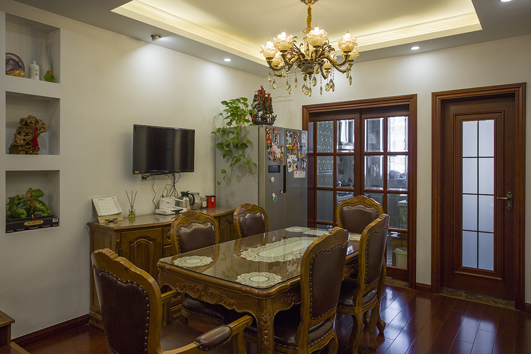 餐廳的格調也是硬裝體現中式，軟裝和家具以歐式為主，就象征著，早年的中國家庭，不斷融入著西方的文化，做了三個壁龕，讓整個墻面顯著更加立體，還給客戶預留出了展示柜的地方。
