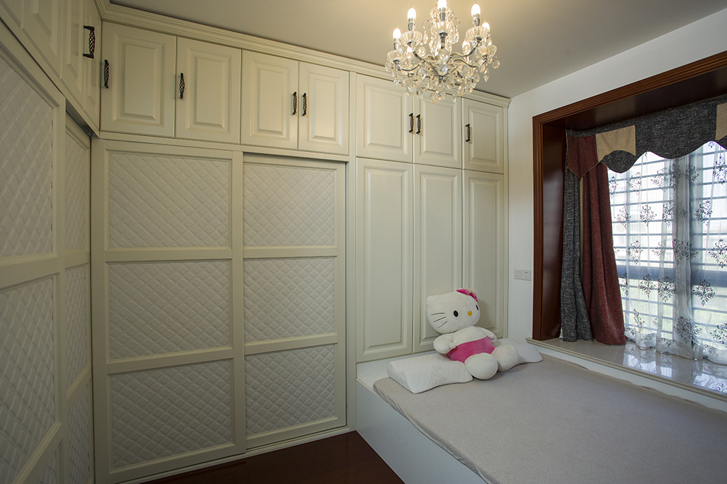 小臥室設計了衣帽間和榻榻米，讓偶爾來過夜的小孫女居住，也把儲物空間利用到了極致。

