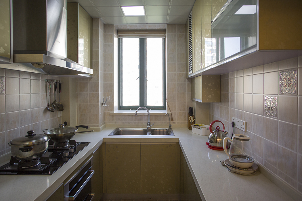 廚房考慮到空間有限，所以把雙面冰箱放置在餐廳，整個廚房三面都做了操作臺面，可以放置更多的廚房小家電。