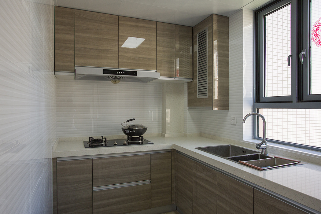 廚房的實用性更為直白的呈現(xiàn)在我們面前。無論是櫥柜、臺面的顏色還是材質(zhì)，都以實用、好清潔為第一出發(fā)點，光面的亞克力門板大大的省去很多家務勞動。
