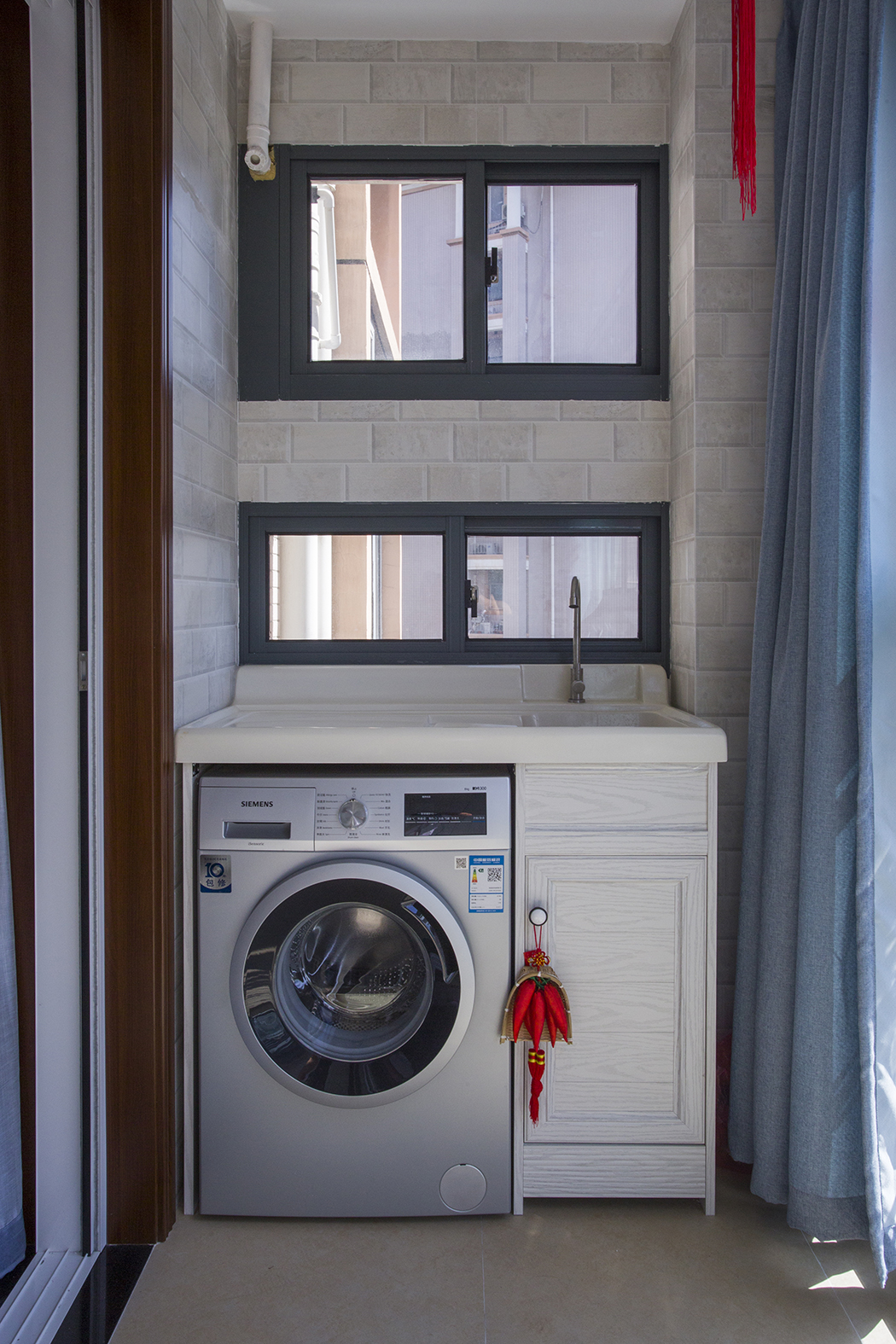 在陽臺狹小的空間里，設計師費盡心思在角落里設計了洗衣機搭檔，讓陽臺的空間實用性更高，更方便。