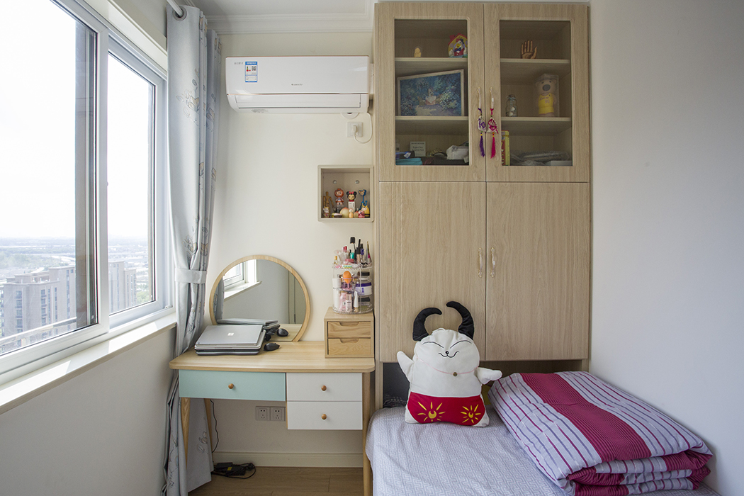 次臥的榻榻米小床兼任了收納和就寢的雙重，連配套的桌子也同時滿足梳妝臺和書桌的功能，最大化利用一切空間。
