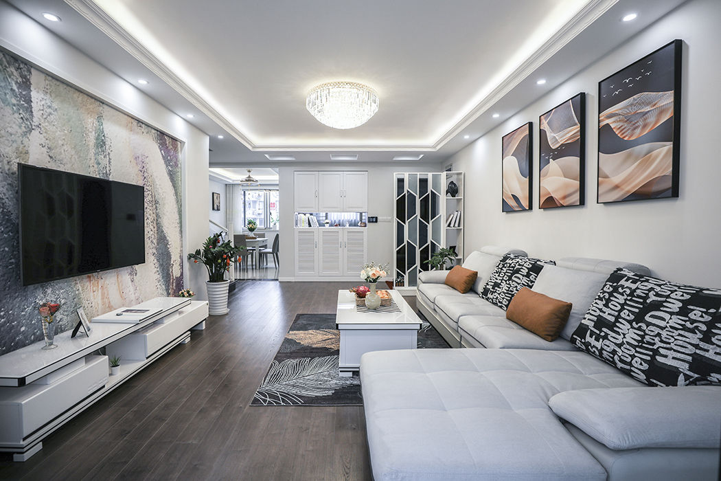 色彩上，灰藍、高級黑的主色調，奠定了空間沉穩內斂的底色，雖然整體看起來灰撲撲的，既沒有亮色那樣華麗，也沒有黑白那樣分明，卻總是給人一種朦朧的美感，氣質高級、脫俗，硬朗中又帶有一絲溫和，堪稱所有色彩中最具大師格調的色彩
