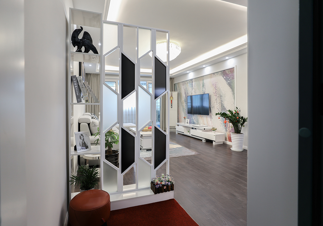 家，一個多么親切的字眼。無論是誰都會經意或不經意地提起它。每當“家”字從口中飄出，是那么親切，那么溫馨。我理解的家就是一個感情的港灣、一個靈魂的棲息地、一個精神的樂園
