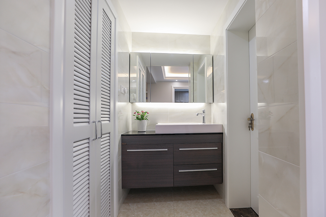 衛生間設計師設計了干濕分離，白色凹凸墻面磚，搭配多邊形的金屬鏡子，使得整個干區的氛圍分外的精致。 美式的設計語言大多以線條、對稱等元素去表達，但其實，這些元素表達的卻是美式的那份自由，舒適，和精致
