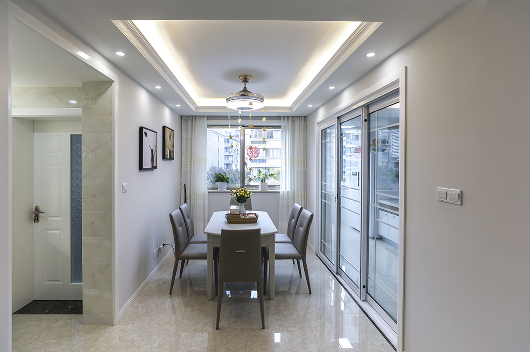 餐廳和客廳，若有似無的邊界圍合著進退得宜的空間尺度。設計上延續客廳設計和色彩的手法，體現出整體空間的統一性，打造出豐富的視覺單元