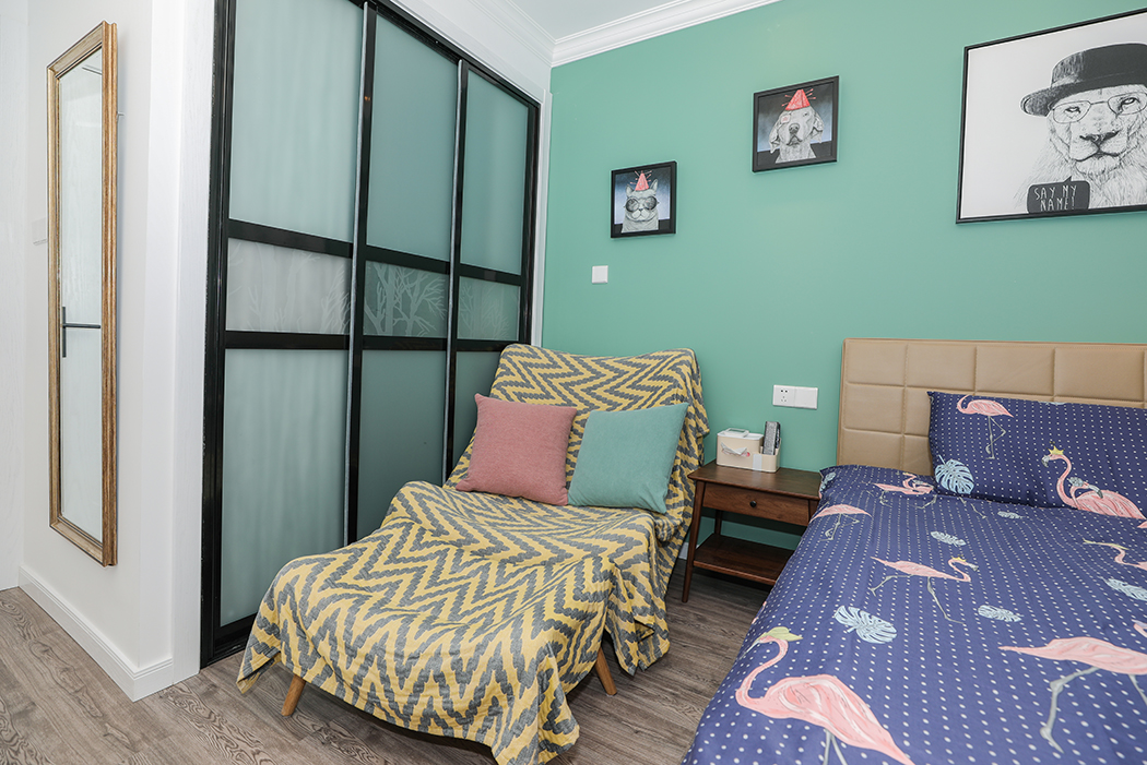 將更衣收納設置于室內(nèi)一角使功能區(qū)域利用更便利。室內(nèi)在人觸及之處采用木紋材質(zhì)，親切自然。
