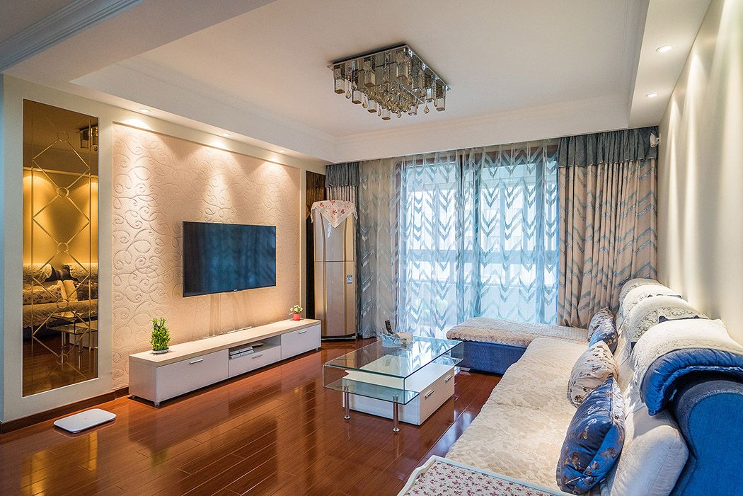 藍色搭配白色的布藝沙發(fā)和簡約風的茶幾打造出休閑自在的感覺。客餐廳空間統(tǒng)一，將原有的空間豐富起來，與餐廳形成互通的空間穿透感，使得空間看起來更加寬敞明亮。
