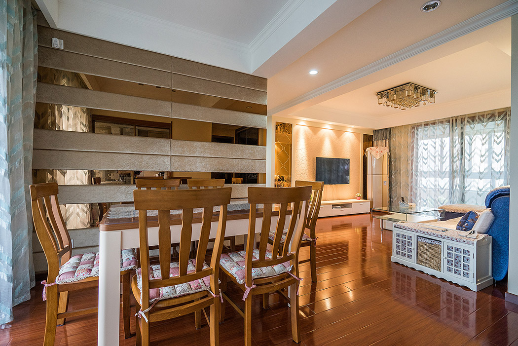 餐廳選用了古典的木質(zhì)餐桌椅古樸典雅。刪繁就簡，去偽存真，以色彩的高度凝練和造型的極度簡潔。
