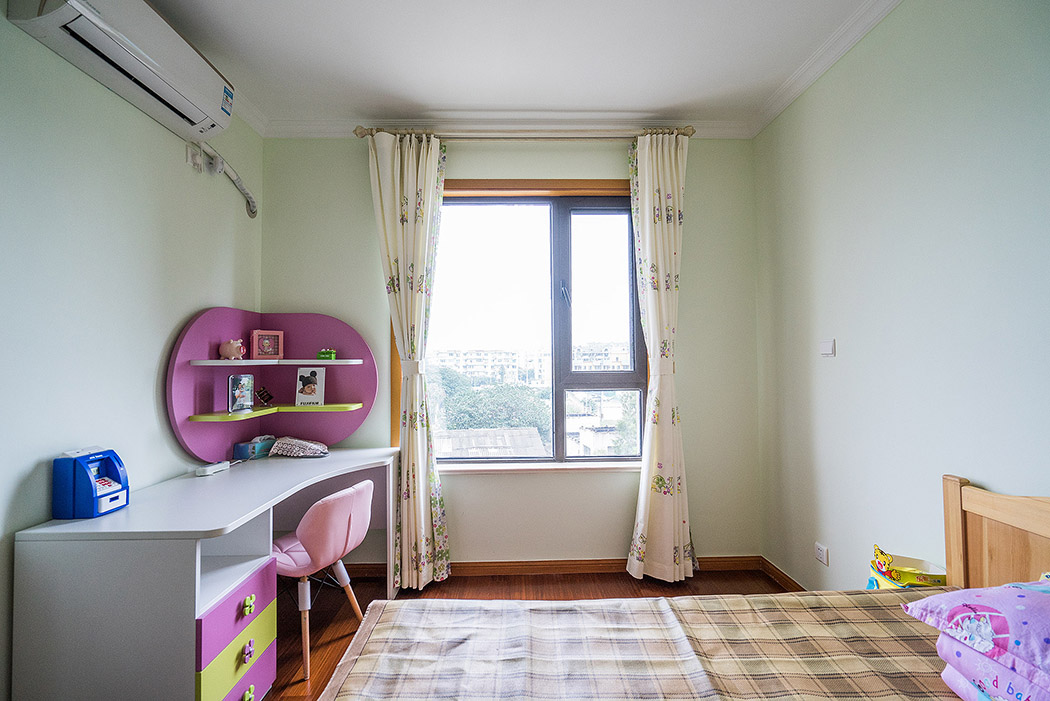 臥室使用了柔和的粉色背景，溫暖舒適便于打理。飄窗做了軟墊可以休息。臥室的窗簾燈飾家具都選用簡約的造型。自然素雅的擺設，用簡潔有力的線條構建一個寧謐氛圍。
