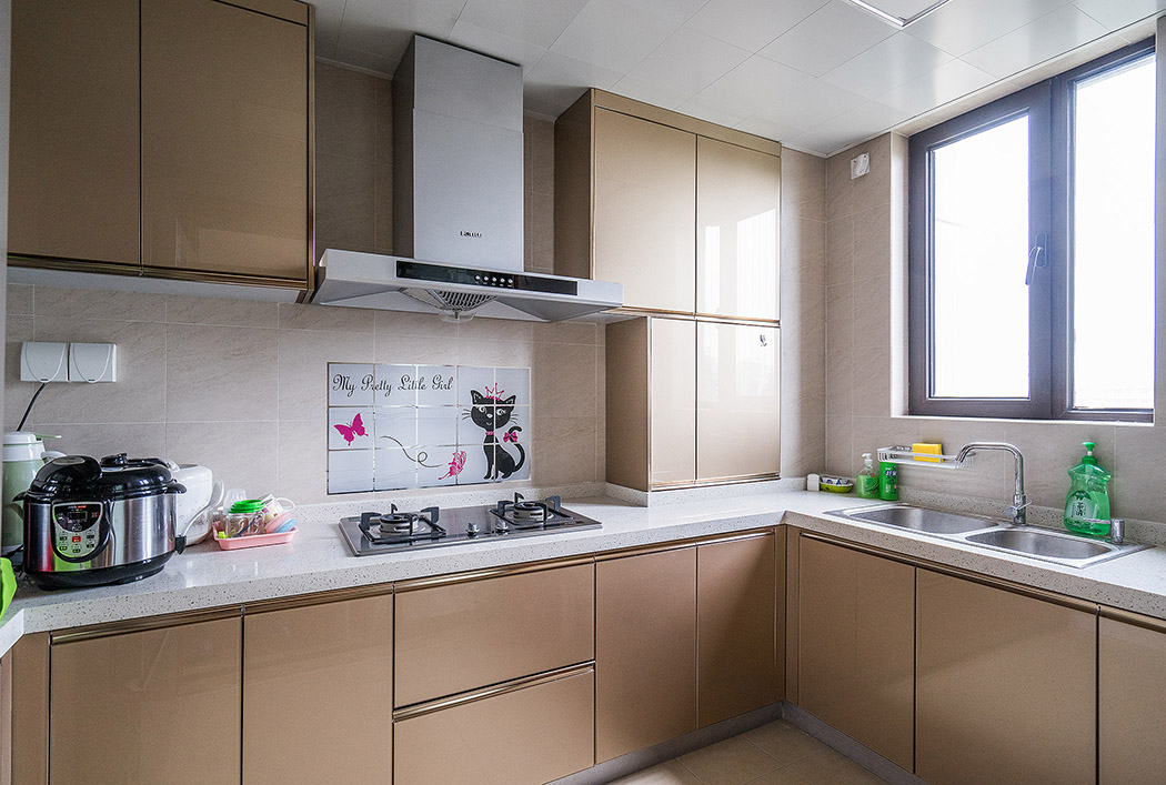 廚房以棕色為主色調(diào)，仿佛歷史的留下的痕跡，讓人不禁回憶起曾經(jīng)的歲月。L型的櫥柜，能有效地利用空間，同時也讓烹飪更有效率。
