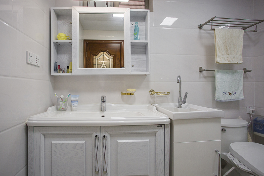 廚房簡單清爽，功能齊全，每一個小角落都有充分利用起來。空間使用乳白色的櫥柜給人一視覺魔術(shù)，使得整個廚房充滿清新感。
