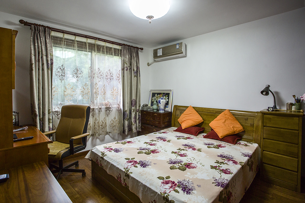 主臥室造型簡單，實木大床，簡潔吊燈以及空間利用性的儲物空間和簡約的色彩感更容易平復(fù)好心情，讓人安然入睡。無論從顏色的搭配到家具擺設(shè)都給人以安靜、舒適的感受。
