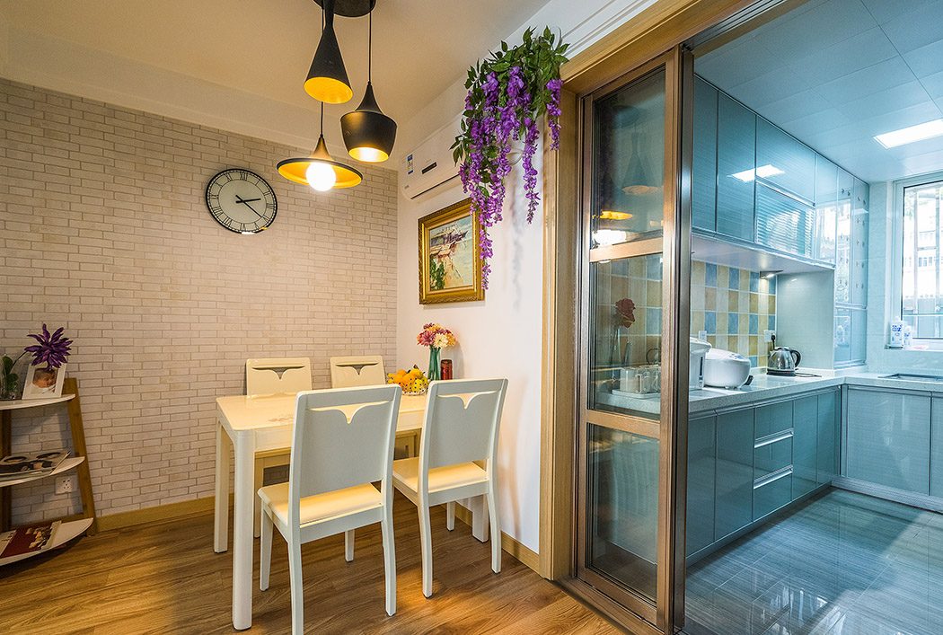 現代感的白色餐桌帶來溫潤柔和的生活氛圍。主打風格簡約實用。和廚房用推拉門隔開，既方便實用，又有自己的獨立使用空間。
