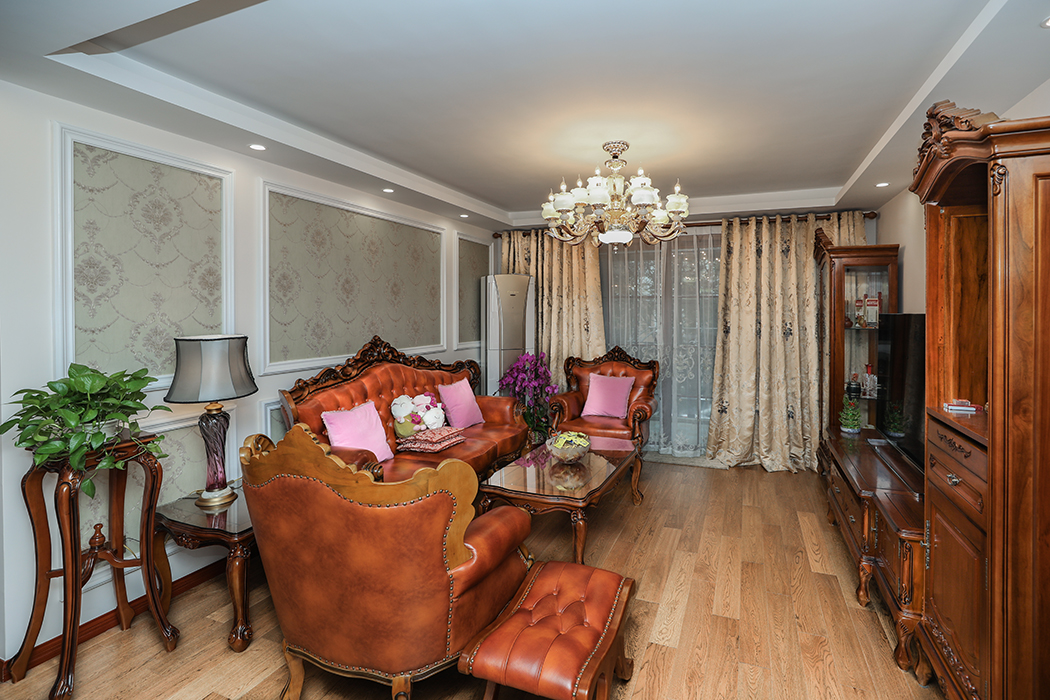 在設(shè)計(jì)上追求空間變化的連續(xù)性和形體變化的層次感，室內(nèi)多采用帶有圖案的壁紙、窗簾、帳幔及古典裝飾畫，體現(xiàn)華麗的風(fēng)格。
