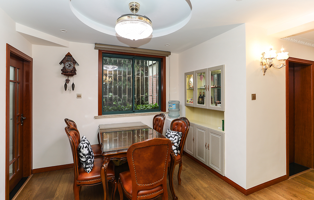 餐廳：以簡約的線條代替復(fù)雜的花紋，采用更為明快清新的顏色，既保留了古典歐式的典雅與豪華，又更適應(yīng)現(xiàn)代生活的休閑與舒適。
