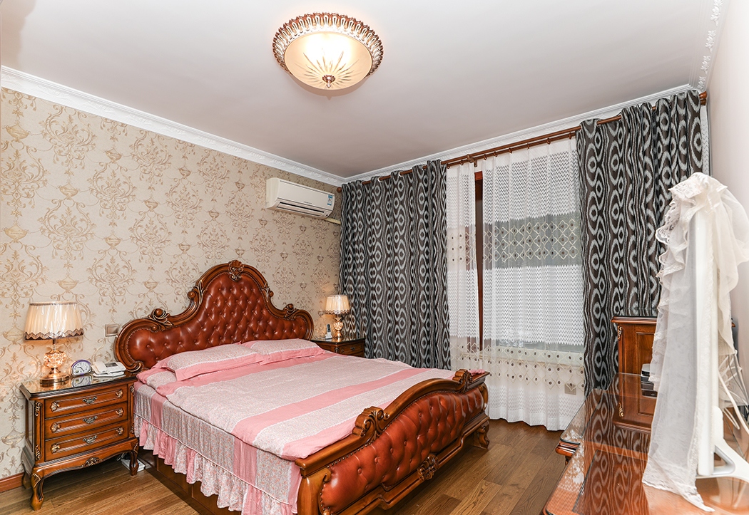 主臥：臥室集中在裝飾和陳設(shè)藝術(shù)上，色彩華麗且用暖色調(diào)加以協(xié)調(diào)，變形的直線與曲線相互作用與裝飾工藝手段的運(yùn)用，構(gòu)成室內(nèi)華美厚重的氣氛。它在形式上以浪漫主義為基礎(chǔ)，充滿強(qiáng)烈的動(dòng)感效果。
