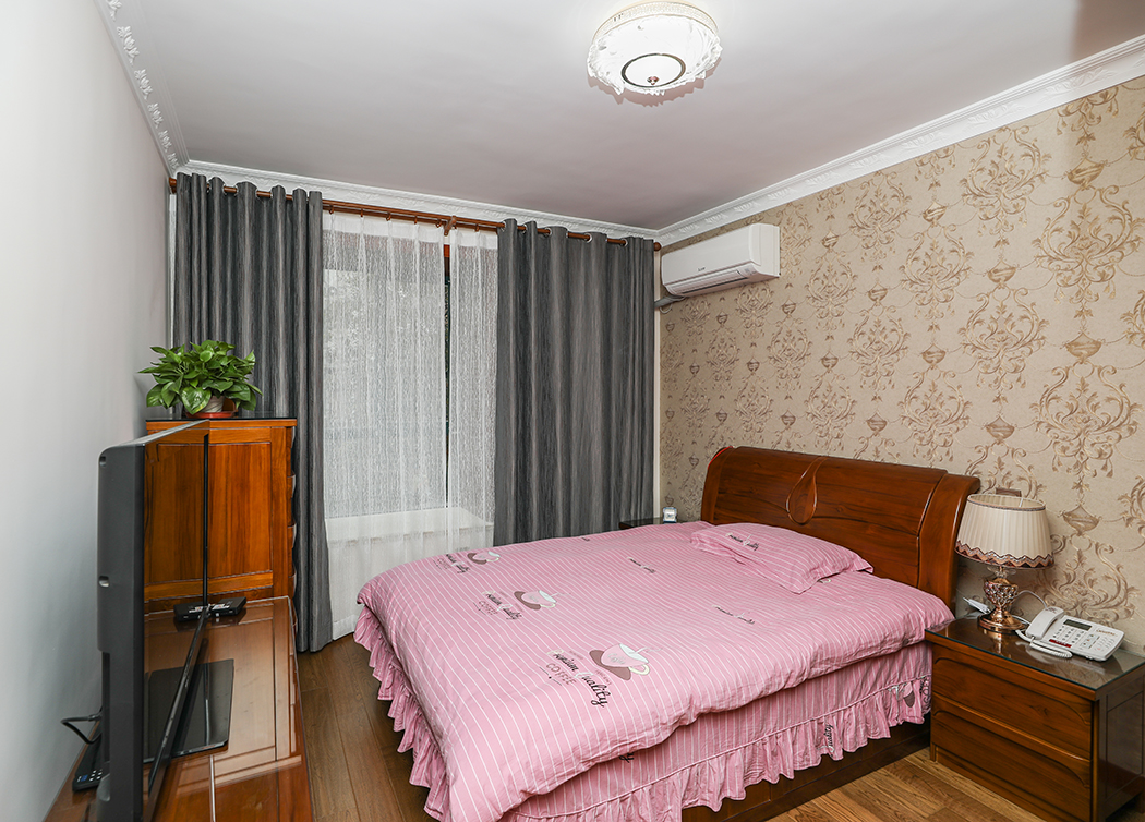 次臥：簡明的家具突出實(shí)用功能，和諧整體的空間感讓人心情愉快，總體上給人一種自然簡潔、和諧寬敞的感覺。
