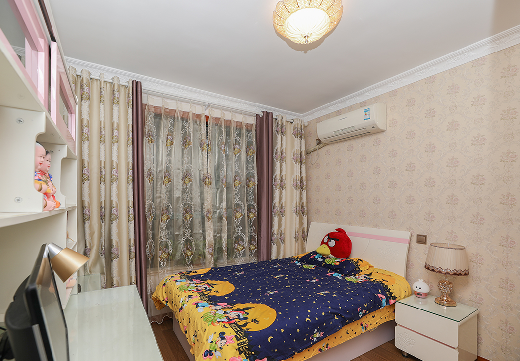 次臥：簡明的家具突出實(shí)用功能，和諧整體的空間感讓人心情愉快，總體上給人一種自然簡潔、和諧寬敞的感覺。
