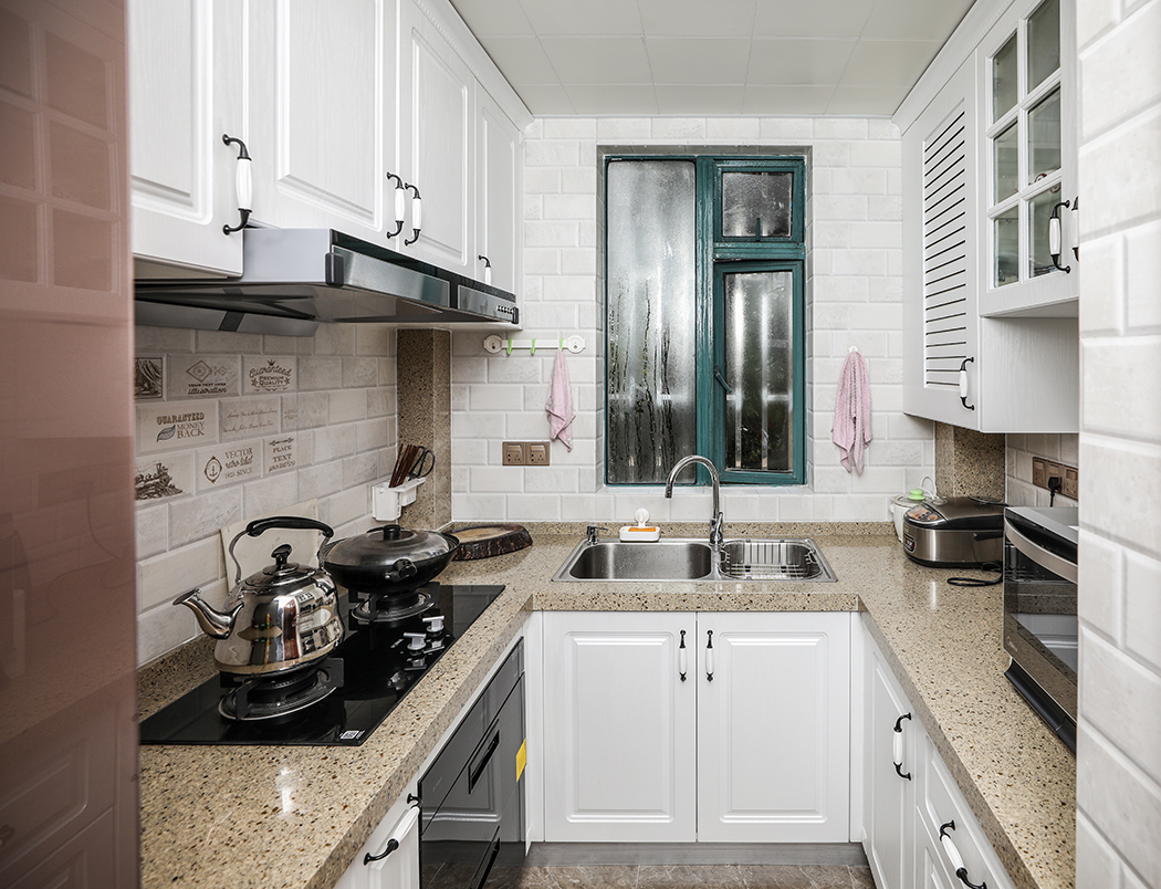 廚房：簡單白色但設(shè)計(jì)了很多小細(xì)節(jié)體現(xiàn)精致要求，廚房主要寬敞明亮為主，使生活的實(shí)用性完美呈現(xiàn)，這里是溫馨家庭的另外一個(gè)舞臺。在與時(shí)間的賽跑中，慮盡繁華與浮躁，能夠沉淀下來的時(shí)間所剩無幾。
