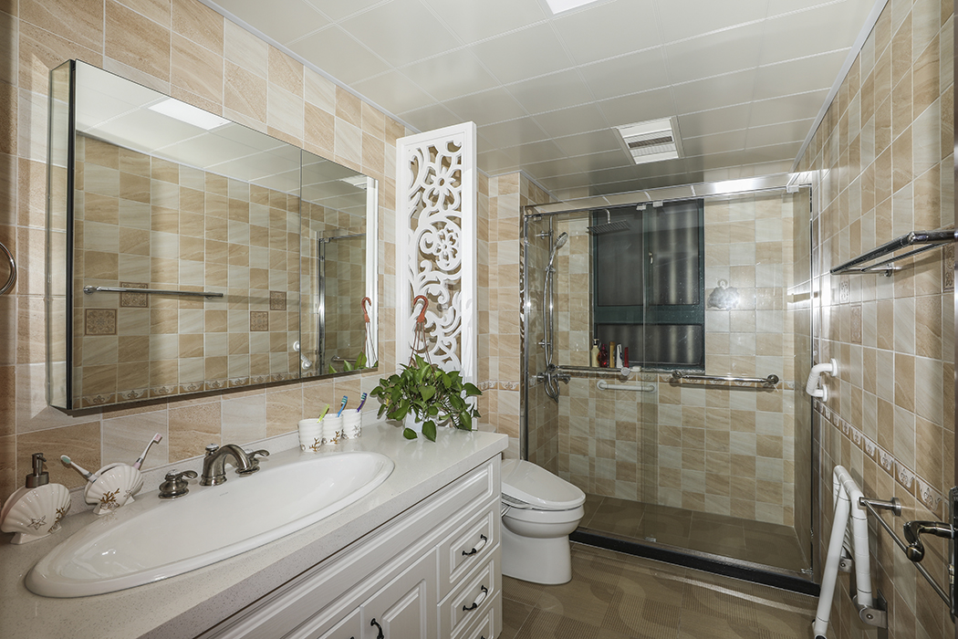 衛(wèi)生間：線條簡單、色彩明亮，以簡約的線條代替復(fù)雜的花紋，采用更為明快清新的顏色，兼容華貴典雅與時(shí)尚現(xiàn)代，反映出后工業(yè)時(shí)代個(gè)性化的美學(xué)觀點(diǎn)和文化品位。