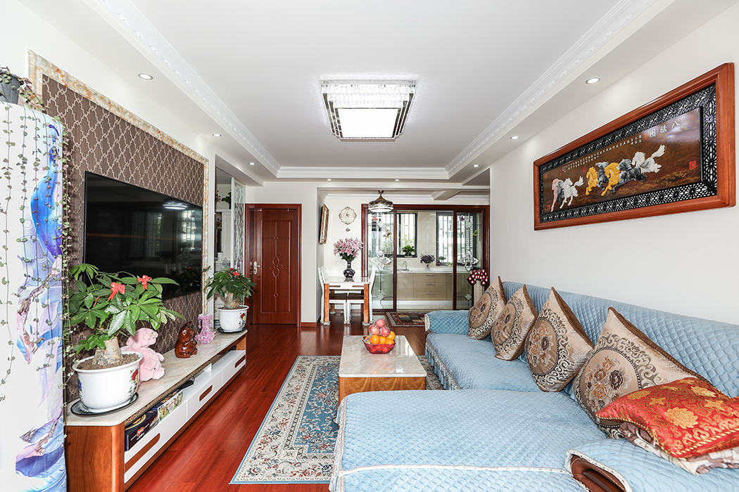 客廳使用了簡單的中式風格裝修背景墻，采用墻紙的形式。增加了空間的層次感，給人一種大氣穩重的感覺，同時棕色的沙發配上古色古香的壁畫更是加強了空間視覺感。讓中式風格裝修的空間不再單調，形成了簡約與復雜，現代與傳統的完美結合。
