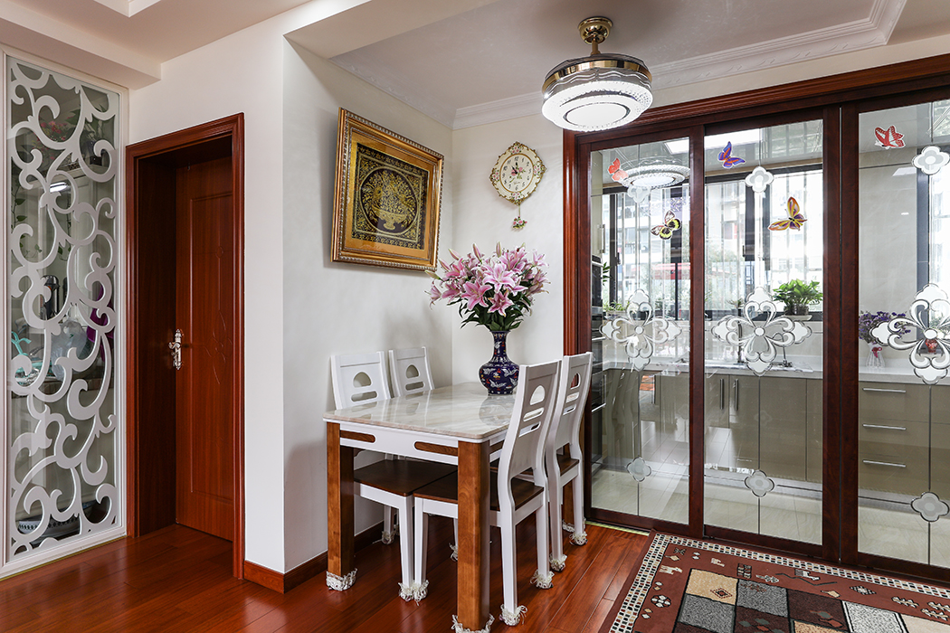 進戶處本來是一堵墻面，現場結構做了一個大的調整，廚房橫跨了2個房間，空出來的空間全部規劃到餐廳，大面積增加了空間的利用率以及加強了光線！
